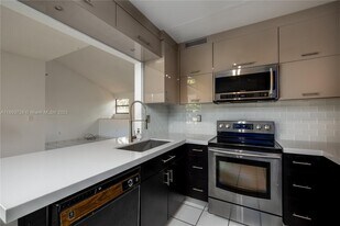 575 W Park Dr in Miami, FL - Building Photo