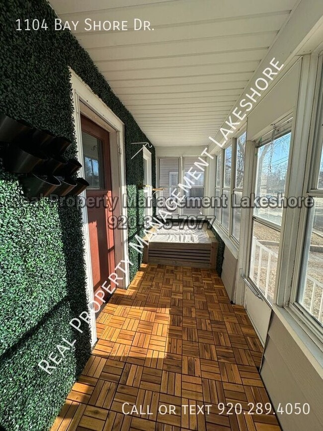 1104 Bay Shore Dr in Oshkosh, WI - Building Photo - Building Photo