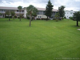21 Waltham E in West Palm Beach, FL - Building Photo