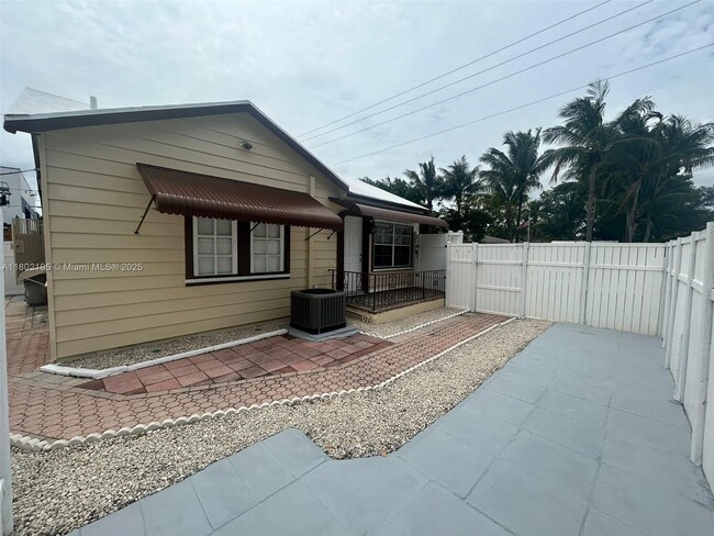 2000 Harding St in Hollywood, FL - Building Photo - Building Photo