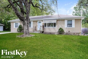 607 NE Main St in Lee's Summit, MO - Building Photo