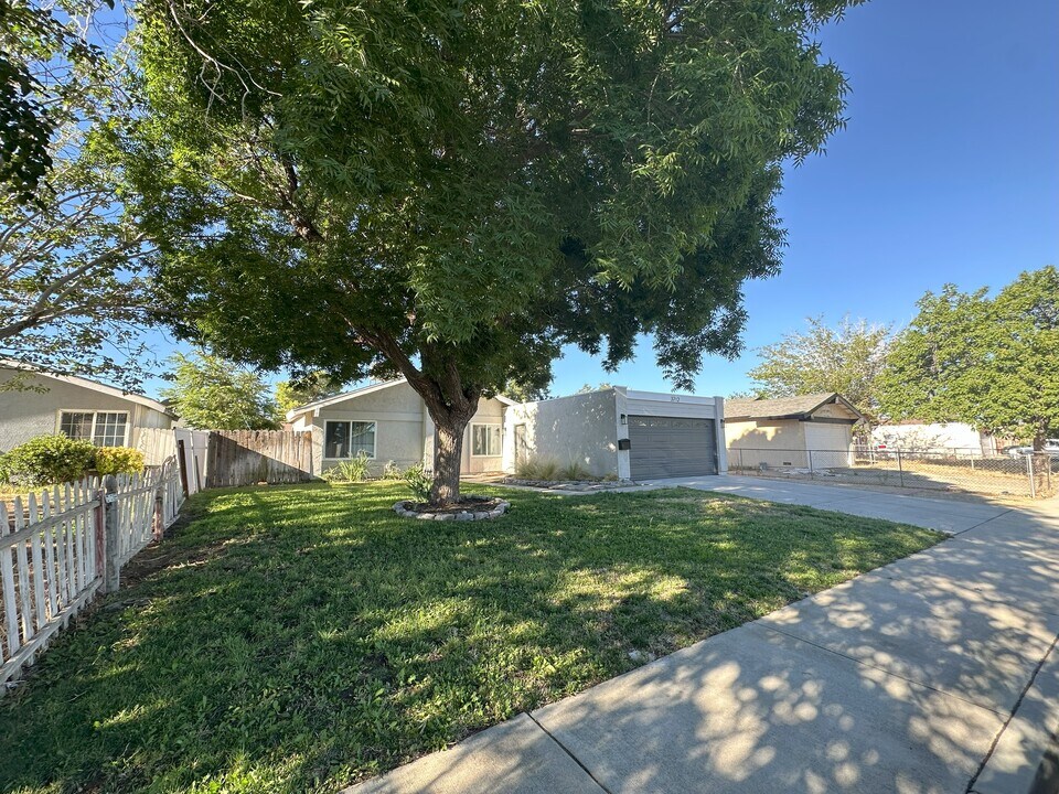 3712 W Avenue K14 in Lancaster, CA - Foto de edificio