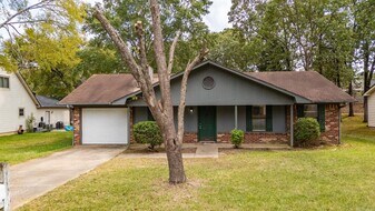 19 Oak Forest Dr in Maumelle, AR - Building Photo