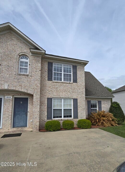 1868 Cambria Dr in Greenville, NC - Building Photo