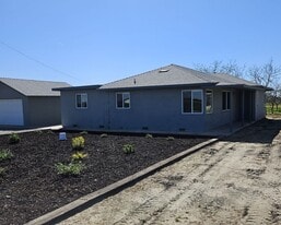 5944 California Ave in Modesto, CA - Building Photo