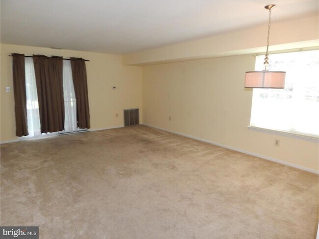 106 Pinewood Dr in Hamilton Township, NJ - Building Photo - Building Photo