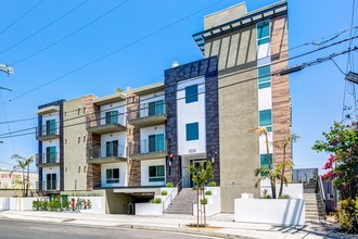 MODERNO Apartments East in North Hollywood, CA - Foto de edificio - Building Photo