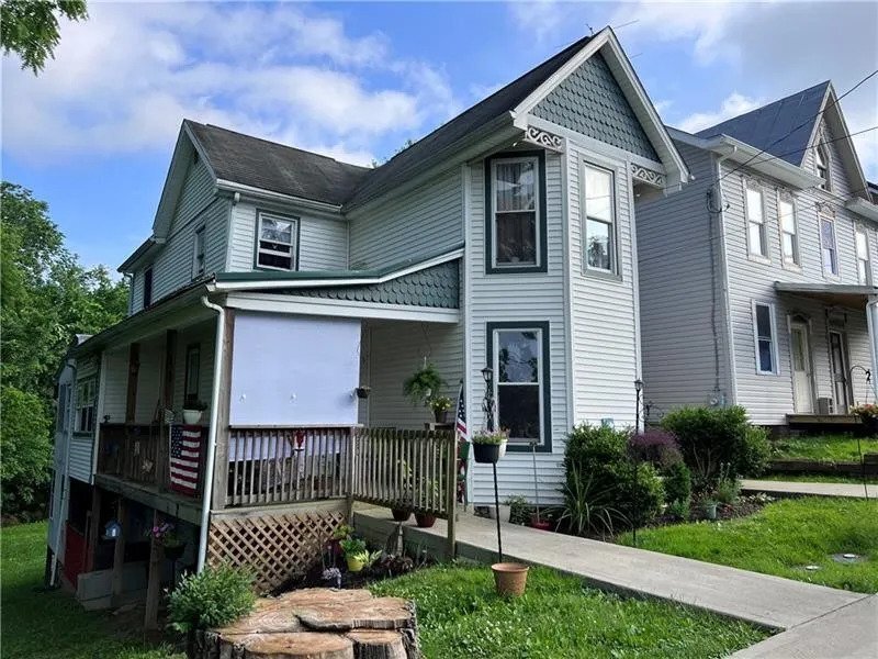 220 Elm St, Unit Upstairs Apartment in Claysville, PA - Building Photo