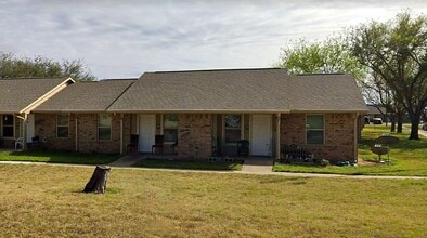 711 N Sigrid Ave in Hebbronville, TX - Building Photo - Building Photo