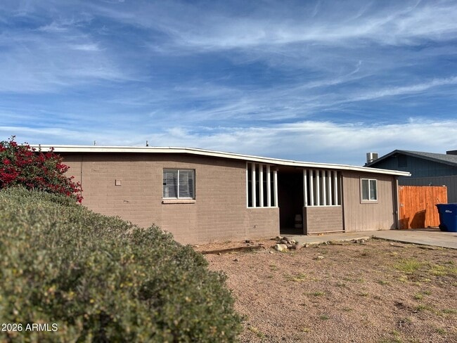 property at 102 E Ivy St