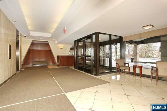 3 Horizon Rd in Fort Lee, NJ - Building Photo