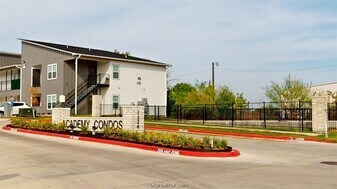 1326 Prairie Dr, Unit 221 in Bryan, TX - Building Photo