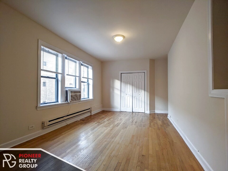3721 N Pine Grove Ave, Unit #3720.5-E2 in Chicago, IL - Foto de edificio