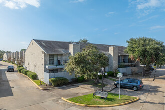 6500 Sands Point Dr in Houston, TX - Building Photo - Building Photo