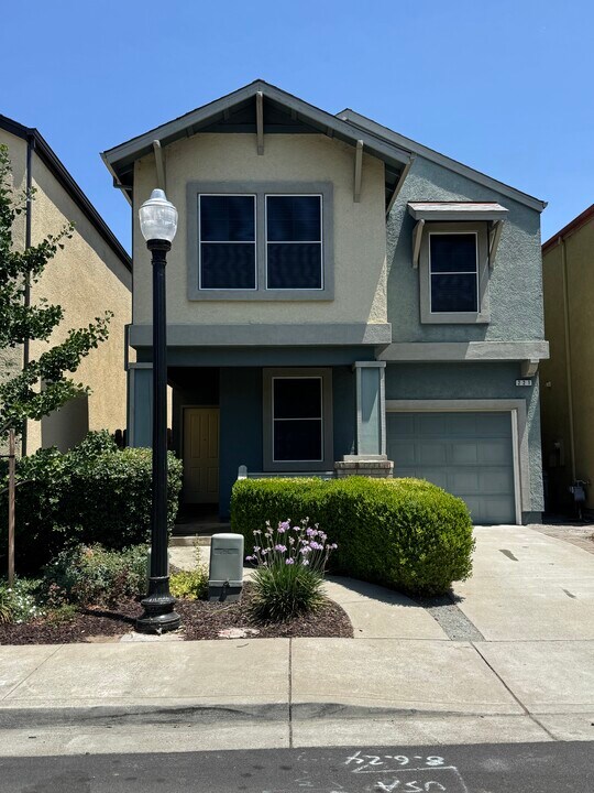 221 4th St in West Sacramento, CA - Building Photo