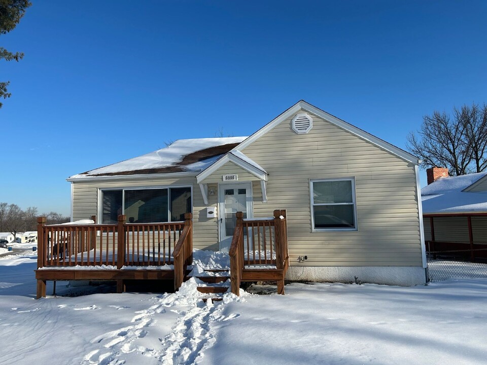 6000 Cascade Dr in Berkeley, MO - Building Photo