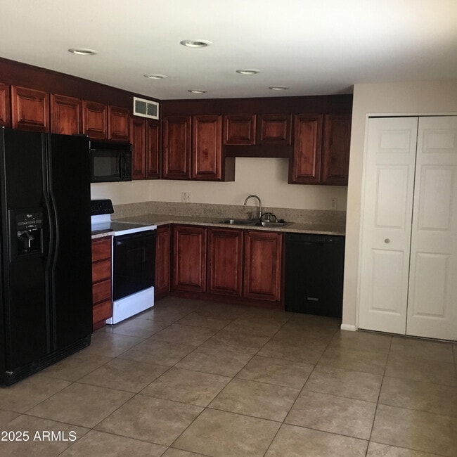 3747 E Winchcomb Dr in Phoenix, AZ - Foto de edificio - Building Photo