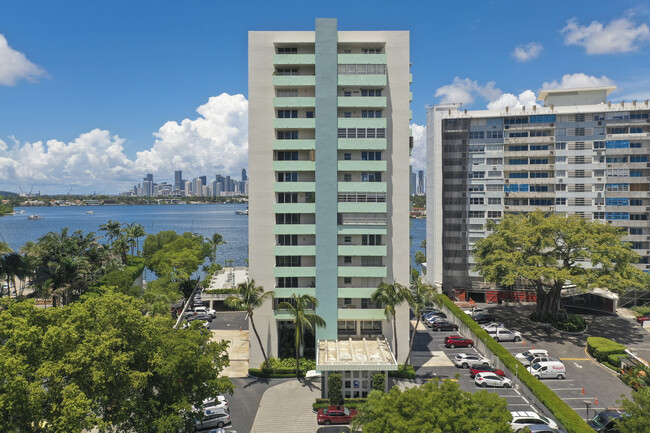 Island Terrace in Miami Beach, FL - Foto de edificio - Building Photo