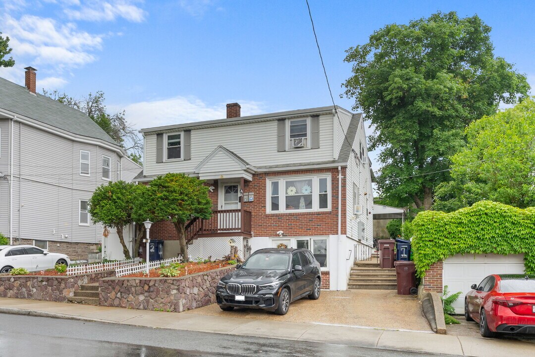 44 Woodlawn Ave, Unit 2 in Everett, MA - Building Photo