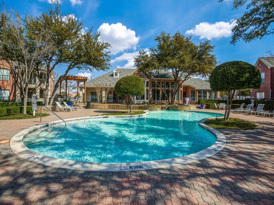 Carrington Park in Plano, TX - Foto de edificio