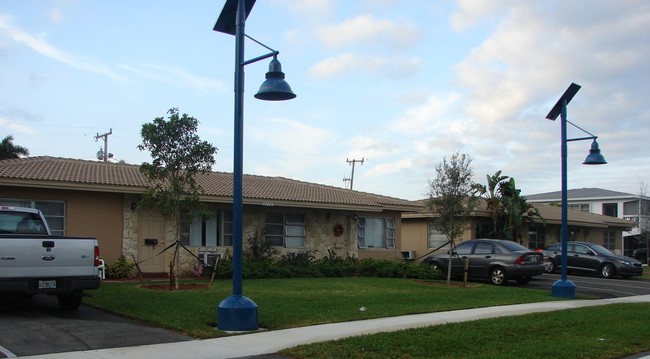 2160-2170 NE 44th St in Lighthouse Point, FL - Building Photo - Building Photo