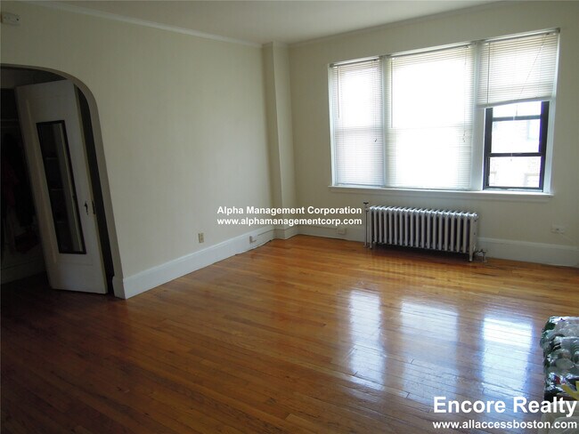 349 Pleasant St, Unit B2-5 in Malden, MA - Building Photo - Building Photo