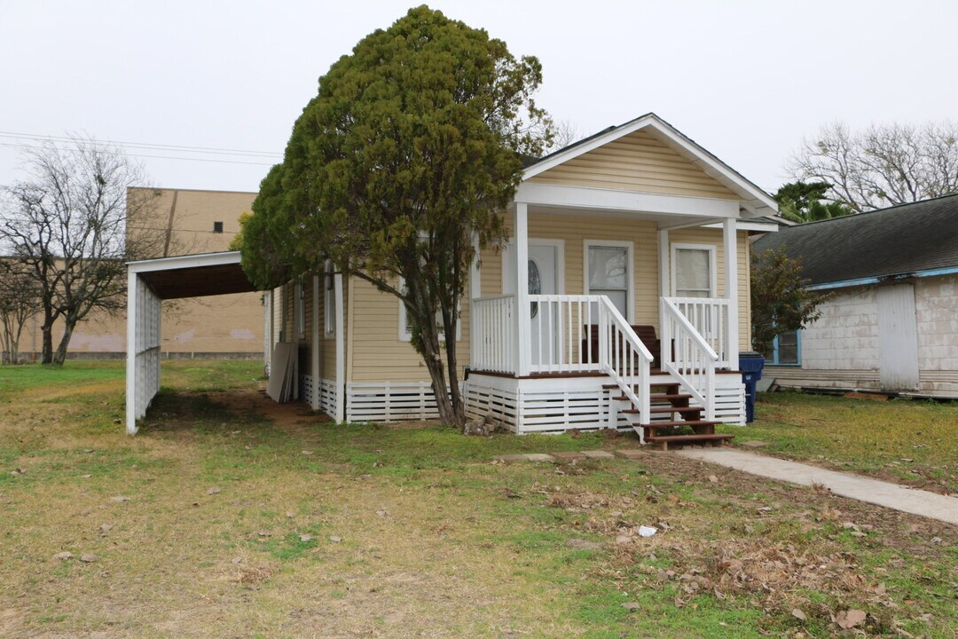 1014 W 4th St in Freeport, TX - Building Photo