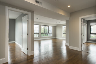 303 D St, Unit 8 in Boston, MA - Building Photo - Building Photo