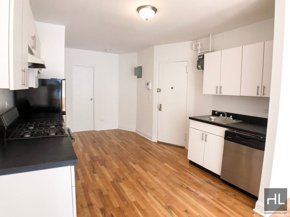 E 89 ST in New York, NY - Building Photo