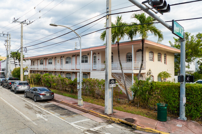 Emerson House Condominium in Miami Beach, FL - Building Photo - Building Photo