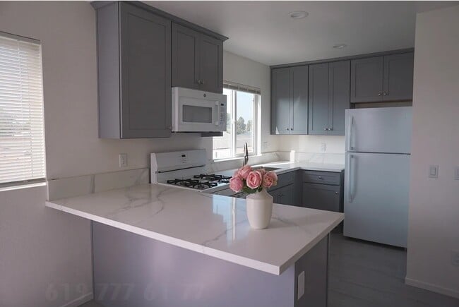 520 Otis St, Unit 524 in Chula Vista, CA - Foto de edificio - Building Photo