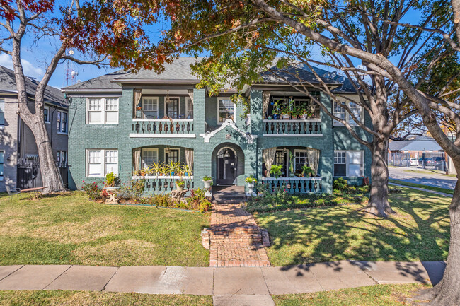 CREST MANOR in Dallas, TX - Foto de edificio - Primary Photo