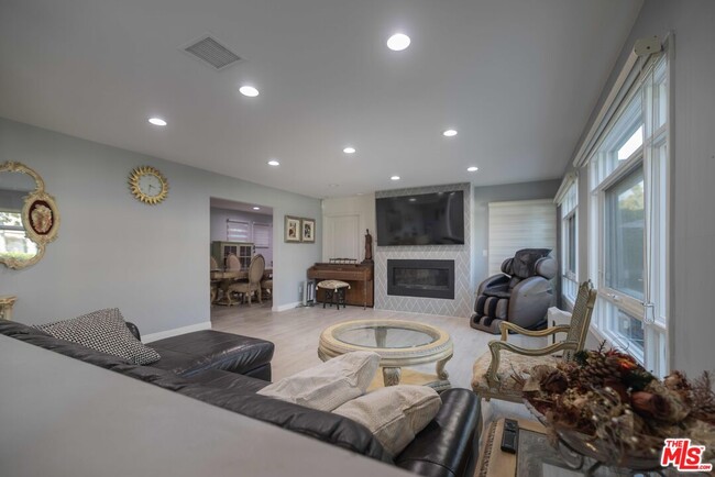 1121 S Wilton Pl in Los Angeles, CA - Building Photo - Building Photo