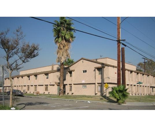 1319 N Acacia Ave in San Bernardino, CA - Foto de edificio - Building Photo