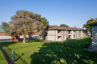 Irving Place Apartments in Kennewick, WA - Building Photo - Building Photo