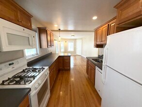 28 Olney St, Unit #1 in Watertown, MA - Building Photo - Building Photo