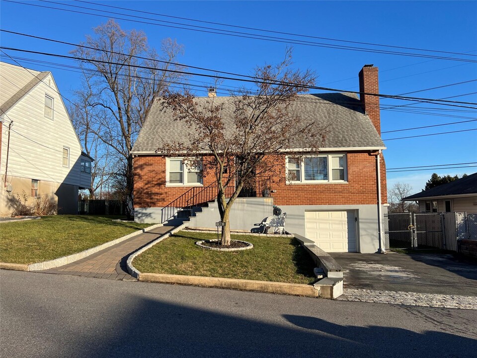 15 Entrance Ct in Yonkers, NY - Building Photo