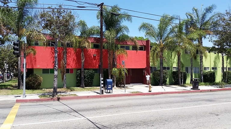 ARTESIA (Garden) in Long Beach, CA - Building Photo