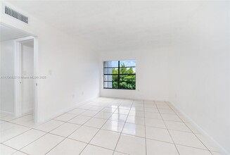 13870 SW 62nd St in Miami, FL - Foto de edificio - Building Photo