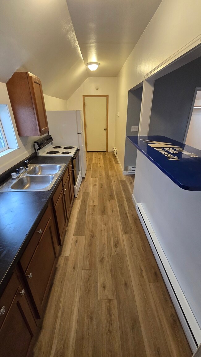 37 1st Ave SE, Unit 4 in Mayville, ND - Foto de edificio - Building Photo