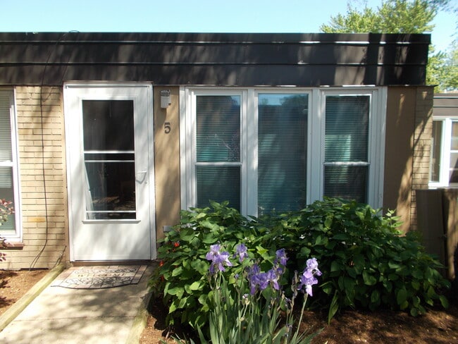 930 E Shady Way, Unit 2 in Arlington Heights, IL - Foto de edificio - Building Photo