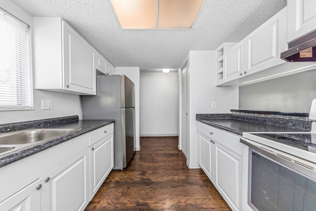 621 99th Ave N, Unit 102 in St. Petersburg, FL - Building Photo - Building Photo