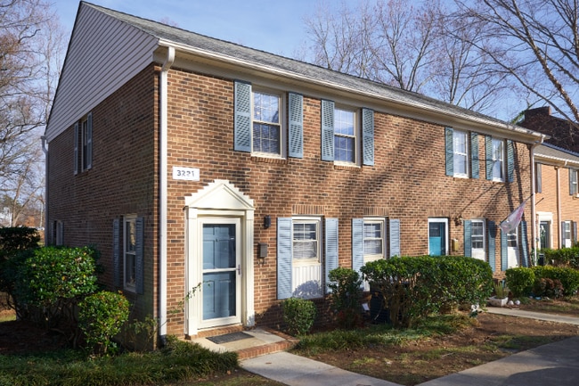 3221 Regents Park Ln in Greensboro, NC - Foto de edificio - Building Photo