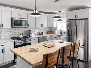 82 Kearns Ave in Tiverton, RI - Building Photo - Building Photo
