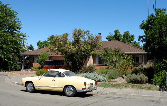 1542 Shepard Ct in Santa Rosa, CA - Foto de edificio - Building Photo