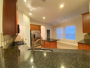 204 Bailey Brook Ln in Dickinson, TX - Foto de edificio - Building Photo