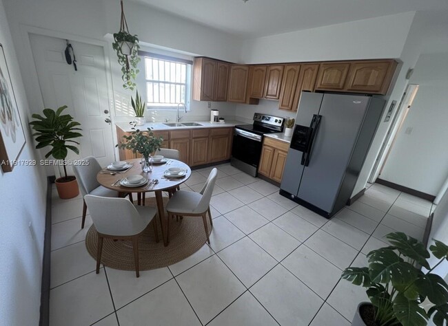 1995 NE 167th St in North Miami Beach, FL - Building Photo - Building Photo