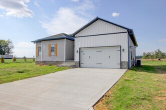 102 Riverbend Dr in Elkton, KY - Building Photo - Building Photo
