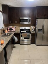 451 Ives Dairy Rd in Miami, FL - Building Photo - Building Photo