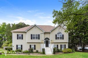 70 Woodlake Dr in Newnan, GA - Building Photo